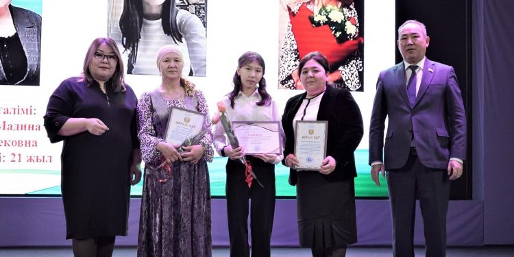 Кентаулық үш оқушы оқу грантына ие болды