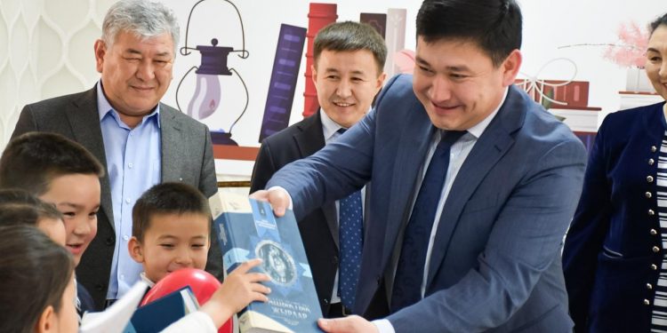 Ордабасы ауданының әкімі мектепке кітап сыйлады
