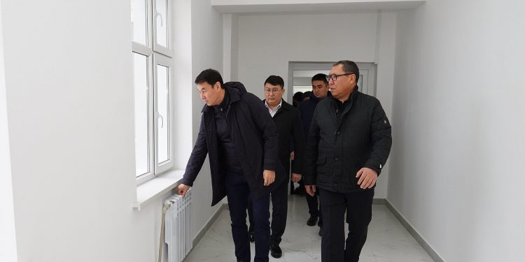 Дархан Сатыбалды Қазығұрт ауданындағы мектептердің құрылыс алаңдарында болды