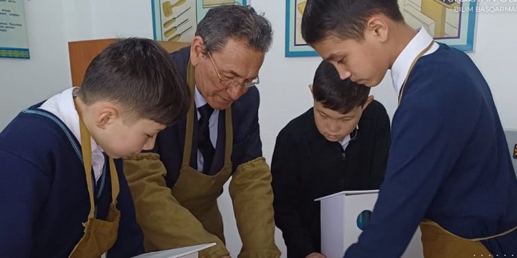 Оқушылар қоқыс қалдықтарын кәдеге жарата білді