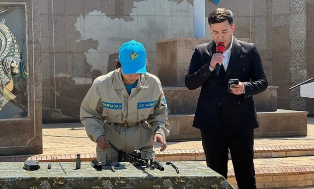 Сарыағашта облыс бойынша АК-74 автоматын бөлшектеп жинақтаудан рекорд орнатқан оқушы қыз тұрады