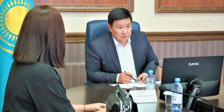 Кентау қаласының әкімі тұрғындарды жеке мәселелерімен қабылдады