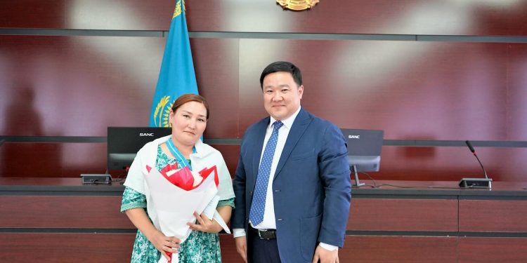 Кентауда көпбалалы аналарға төсбелгі табысталды