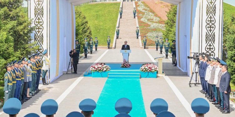 Қасым-Жомарт Тоқаев Мемлекеттік ту көтеру рәсіміне қатысты