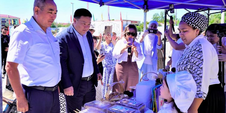 Кентау қаласының әкімі Жандос Тасов балаларды мерекемен құттықтады
