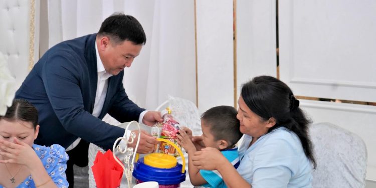 Кентау қаласының әкімі Ж.Тасов ерекше балаларды мерекемен құттықтады