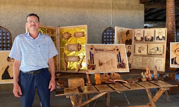 Сарыағаштық шебер ұстаз жаз маусымында оқушыларды шығармашылыққа үйретуде