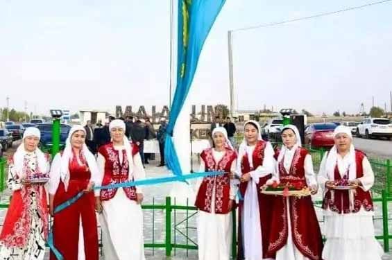 Түркістан облысының түлектері ауылдарына «Рәміздер» алаңы мен тутұғырлар тарту етті