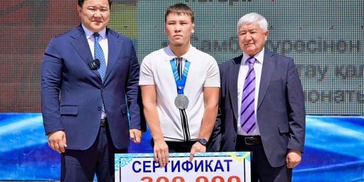 Жандос Тасов Азия чемпиондарына құрмет көрсетті