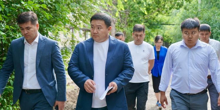 Жандос Тасов қаладағы аулаларда бастау алған құрылыс барысын бақылады