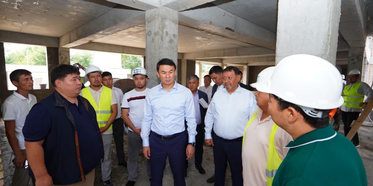 Бәйдібекте «Жайлы мектептің» құрылысын қадағалады