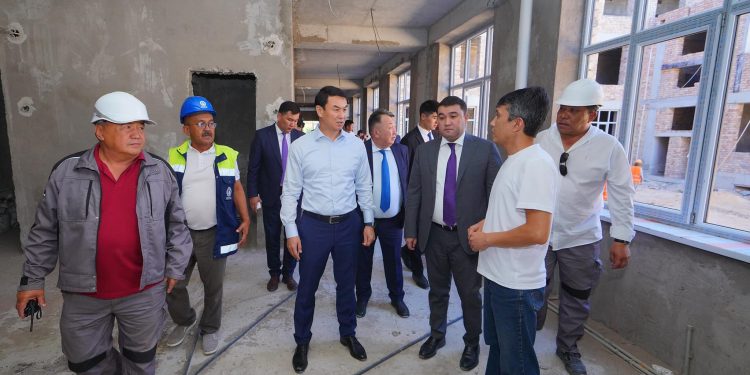 Дархан Сатыбалды Созақ ауданындағы құрылыс алаңдарын аралады