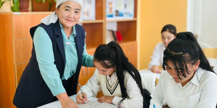 Келесте әлем тілдерінен 100-ден аса өлеңді қазақ тіліне аударған ұстаз тұрады