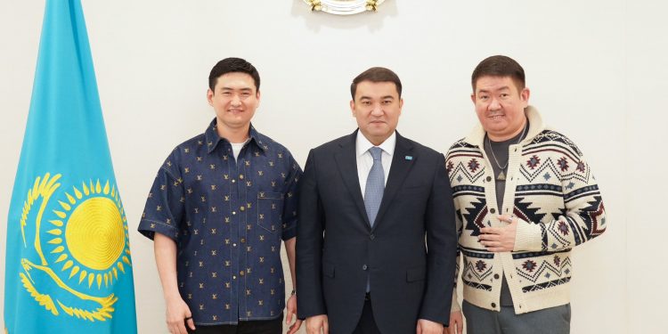 Нұралхан Көшеров продюсер Жанат Мұқанов пен әнші Төреғали Төрәліні қабылдады