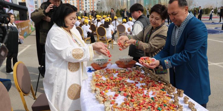Түркістанда бір мезетте 1 мың бала асық ойнап, тарихи рекорд тіркелді