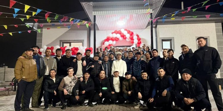 Түркістандық жастар көпбалалы отбасыға баспана сыйлады