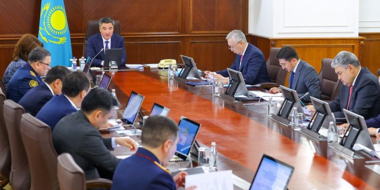 Олжас Бектенов құқық бұзушылық профилактикасы жөніндегі ВАК отырысын өткізді — жол қауіпсіздігі шаралары қаралды