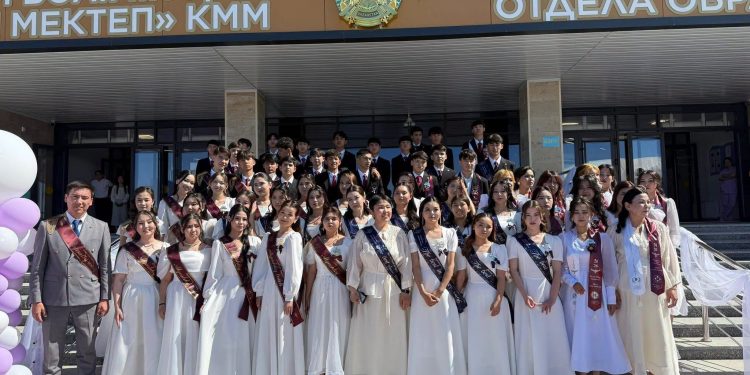 «Келешек мектептері» жобасы аясында салынған білім ұясы алғашқы алғашқы түлектеріне сәт-сапар тіледі