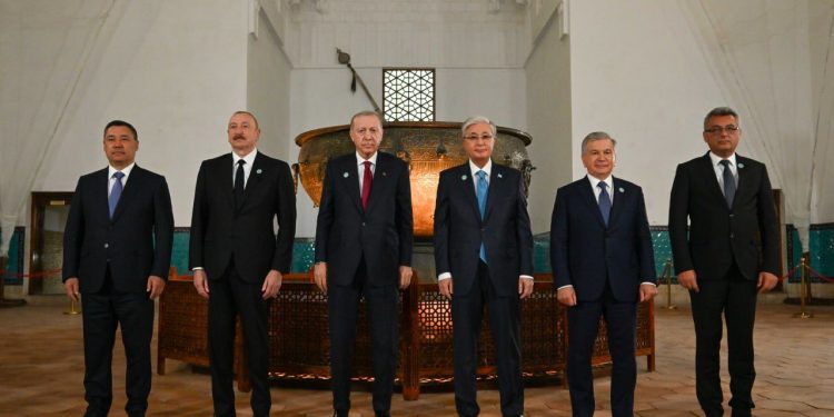 Қазақстан, Әзербайжан, Қырғызстан, Түркия және Өзбекстан президенттері Қожа Ахмет Ясауи кесенесіне зиярат етті