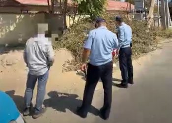 Темекі шегіп, қалдығын жерге тастаған екі жас жігіт бейнебақылау камерасына түсіп қалды