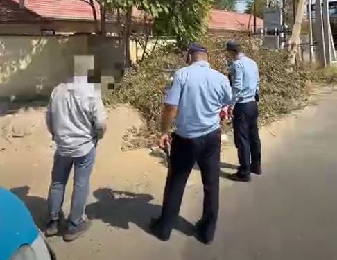 Темекі шегіп, қалдығын жерге тастаған екі жас жігіт бейнебақылау камерасына түсіп қалды