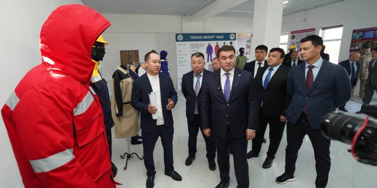 Созақтағы цех жергілікті кәсіпорындарды арнайы киім мен қолғаппен қамтуға кірісті