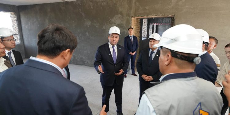 Нұралхан Көшеров Созақтағы орталық аурухананың күрделі жөндеу жұмыстарының барысын қадағалады
