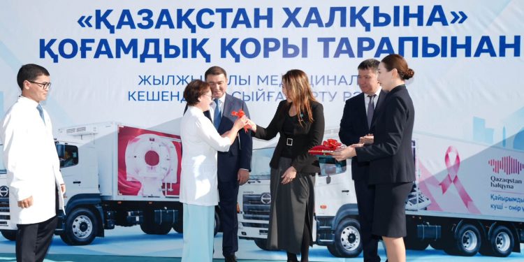 Президент тапсырмасы: «Қазақстан халқына» қоры Түркістан облысына 2 жылжымалы медициналық кешенді тарту етті