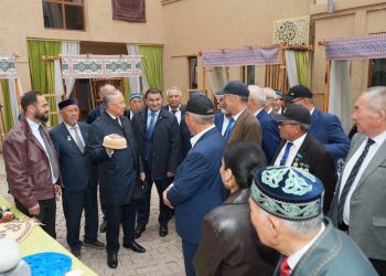 Түркістан облысының әкімі қазыналы қарттармен бірге бір күн өткізіп, құрмет көрсетті