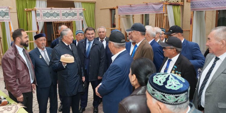Түркістан облысының әкімі қазыналы қарттармен бірге бір күн өткізіп, құрмет көрсетті