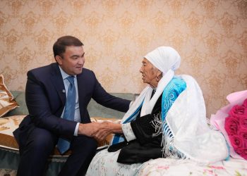Түркістан облысының әкімі тыл ардагерлерінің шаңырақтарына барып, құрмет көрсетті