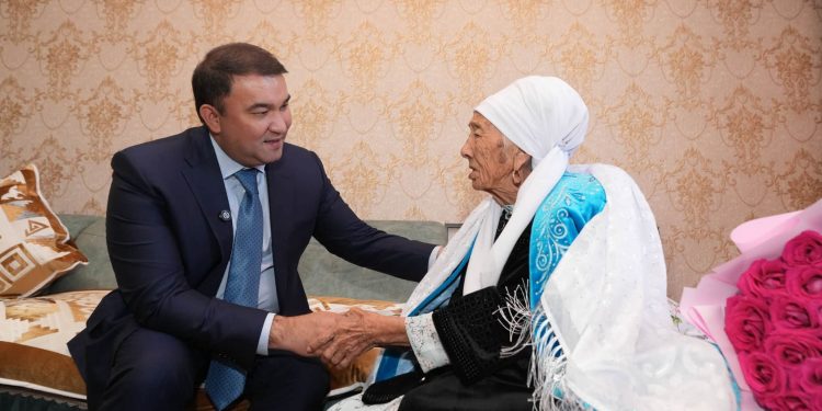 Түркістан облысының әкімі тыл ардагерлерінің шаңырақтарына барып, құрмет көрсетті